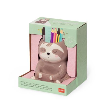Keramischer Stifthalter in Faultierform in einer pastellgrünen Box, darauf bunte Stifte.