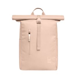 Beiger Rolltop-Rucksack mit Frontreißverschlusstasche und Griff vor weißem Hintergrund.