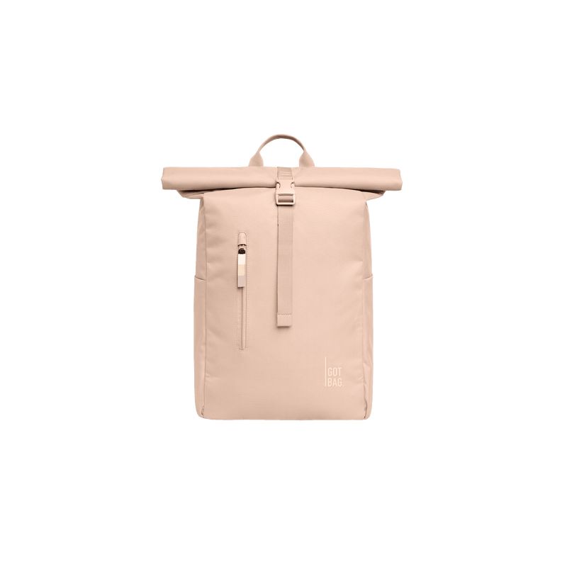Beiger Rolltop-Rucksack mit Frontreißverschlusstasche und Griff vor weißem Hintergrund. Beiger Rolltop-Rucksack mit Frontreißverschlusstasche und Griff vor weißem Hintergrund.