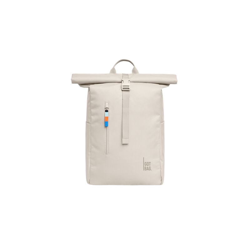 Beiger Rolltop-Rucksack mit Frontreißverschluss, farbigem Zipper und GOT BAG-Label. Beiger Rolltop-Rucksack mit Frontreißverschluss, farbigem Zipper und GOT BAG-Label.