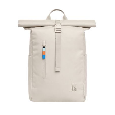 Beiger Rolltop-Rucksack mit Frontreißverschluss, farbigem Zipper und GOT BAG-Label.