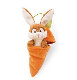 Ein Plüschhase schaut aus einem weichen, orangefarbenen Karottenetui auf weißem Hintergrund hervor.