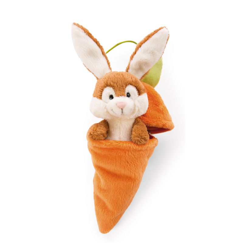 Ein Plüschhase schaut aus einem weichen, orangefarbenen Karottenetui auf weißem Hintergrund hervor. Ein Plüschhase schaut aus einem weichen, orangefarbenen Karottenetui auf weißem Hintergrund hervor.