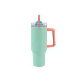 Minzgrüner Becher mit Korallengriff, Klarsichtdeckel und orangem Strohhalm vor weißem Hintergrund.