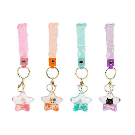 Vier sternförmige Schlüsselanhänger mit Katzendesign und pastellfarbenen Bändern in Pink, Orange, Blau und Lila.