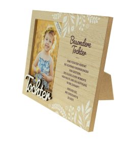 Holzrahmen mit deutschem Text, Blumenmuster und Foto eines lächelnden Mädchens mit Blumenkranz.