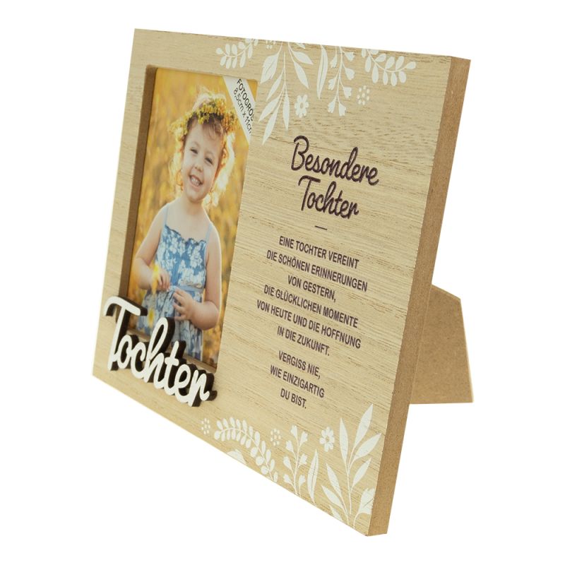 Holzrahmen mit deutschem Text, Blumenmuster und Foto eines lächelnden Mädchens mit Blumenkranz.