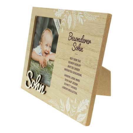 Holzrahmen mit Foto eines lächelnden Babys und deutscher Widmung an einen geliebten Sohn.