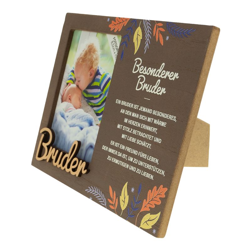 Holzrahmen mit Aufschrift "Besonderer Bruder", Herbstblättern und Foto von zwei Brüdern.