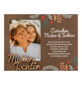Zwei lächelnde Frauen, vermutlich Mutter und Tochter, in geblümter Holzrahmung mit deutschem Text zu ihrer Bindung.