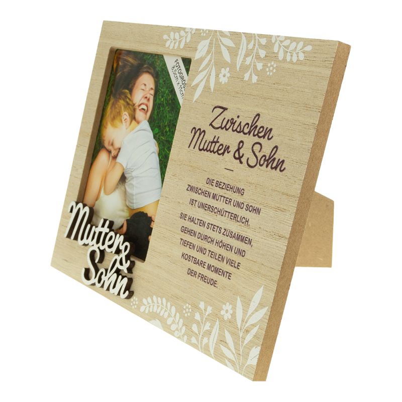 Holzrahmen mit Blumenmuster, Foto von Mutter und Sohn sowie deutschem Text über ihre enge Bindung.