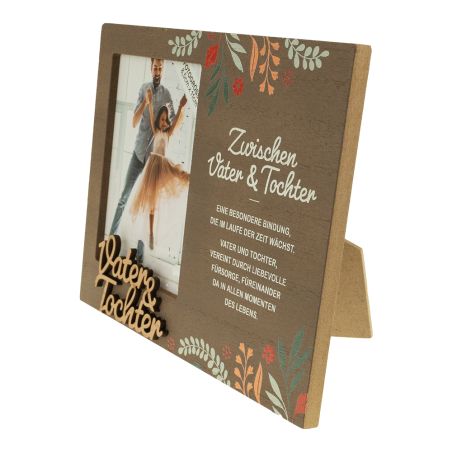 Brauner Rahmen mit Blumenmuster, Bild von Mann und Mädchen, deutscher Text über Väter und Töchter.