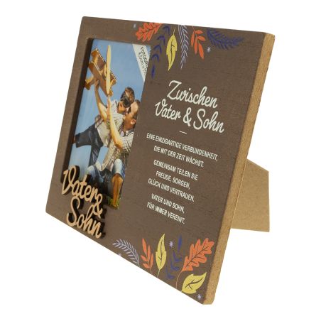 Brauner Bilderrahmen mit deutschem Text und Herbstblättern, darin ein Vater und Sohn beim gemeinsamen Spaß.