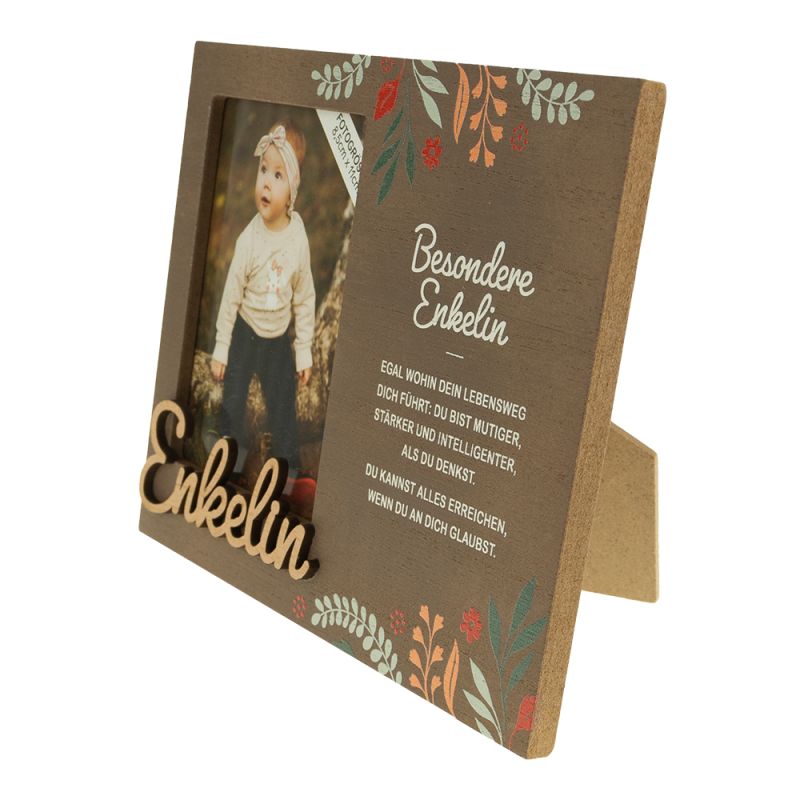 Holzrahmen mit Blumenmuster, enthält Babyfoto und deutschen Text über eine besondere Enkelin.