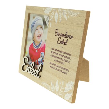 Holzrahmen mit Foto eines lächelnden Kindes und deutschem Text zu einem besonderen Enkelkind.