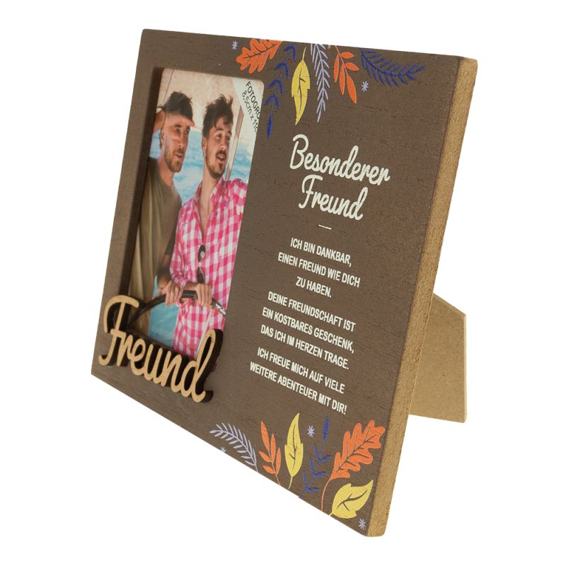 Holz-Bilderrahmen mit zwei Männern, deutschem Text und bunten Blättern am Rand.