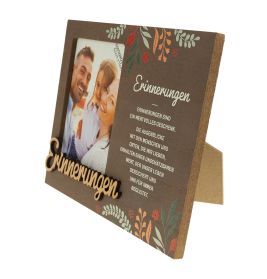 Brauner Fotorahmen mit Blumenmuster, deutschem Text und Foto einer lächelnden vierköpfigen Familie.