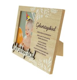 Holz-Bilderrahmen mit Blumenmuster, deutschem Text und Foto eines Babys mit orangem Luftballon.