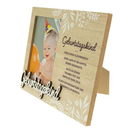 Holz-Bilderrahmen mit Blumenmuster, deutschem Text und Foto eines Babys mit orangem Luftballon.