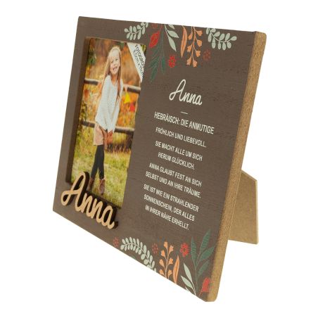 Holzrahmen mit Blumenmuster, Foto eines Mädchens und deutschem Text über Anna.