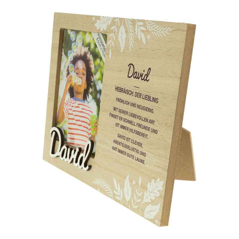 Holzrahmen mit Blumenmuster, Kinderfoto und Name David sowie erläuterndem Text.
