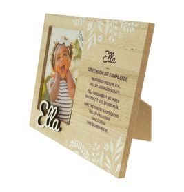 Holz-Bilderrahmen mit Blumenmuster, Foto eines lächelnden Babys und Name "Ella" mit deutschem Begleittext.