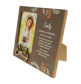 Brauner Bilderrahmen mit Blumenmuster, Foto eines Mädchens und deutschem Text zum Namen Emily.