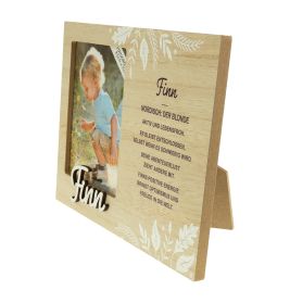 Holz-Bilderrahmen mit Jungenfoto, weißen Blattmotiven und deutschem Text zum Namen Finn.