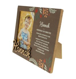 Holzrahmen mit Hannah, floralen Mustern, Mädchenfoto und erläuterndem deutschen Text.
