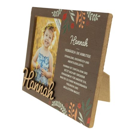 Holzrahmen mit Hannah, floralen Mustern, Mädchenfoto und erläuterndem deutschen Text.