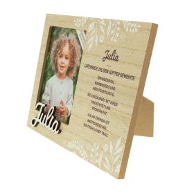 Holzrahmen mit Kinderfoto links, rechts daneben der Name Julia und eine deutsche Beschreibung.