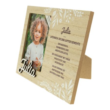 Holzrahmen mit Kinderfoto links, rechts daneben der Name Julia und eine deutsche Beschreibung.