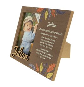 Holzrahmen mit Herbstblättern, Foto eines lächelnden Jungen, Name Julian und eine deutsche Nachricht.