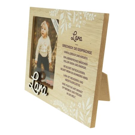 Holzrahmen mit Blumenmuster, Foto eines Babys und dem Namen Lara samt Bedeutung auf Deutsch.