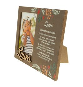 Holz-Bilderrahmen mit Blumenmuster, einem lachenden Kind und deutschem Text zum Namen "Laura".