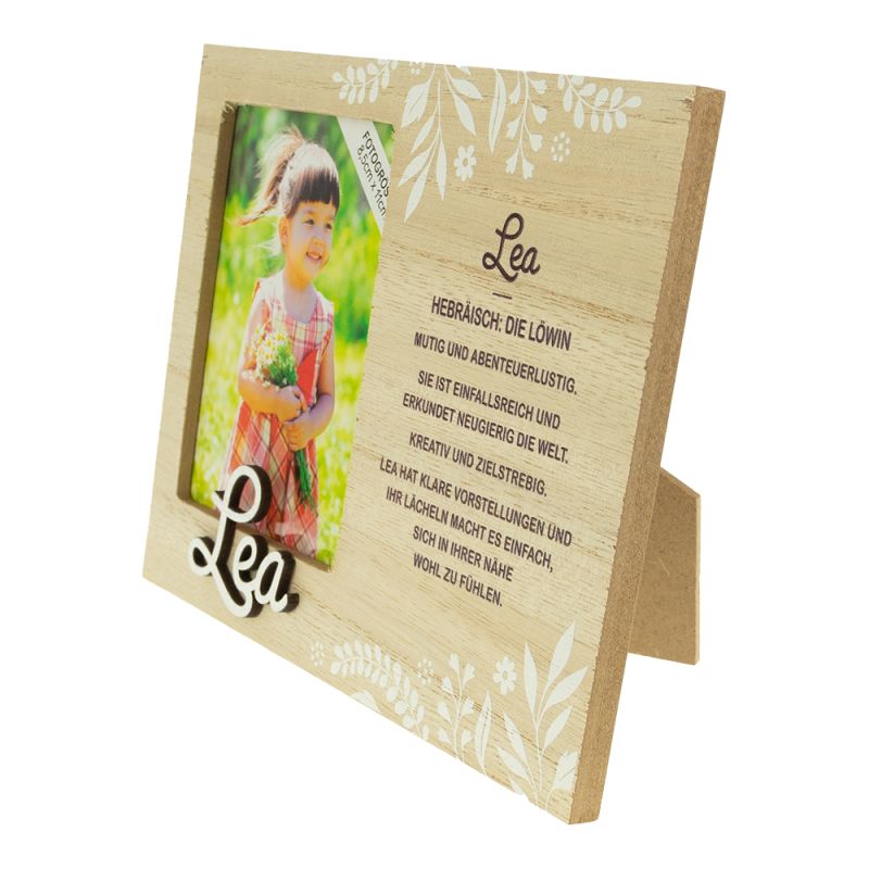 Holzrahmen mit Mädchenfoto, Name Lea sowie Bedeutung und Beschreibung des Namens auf Deutsch.