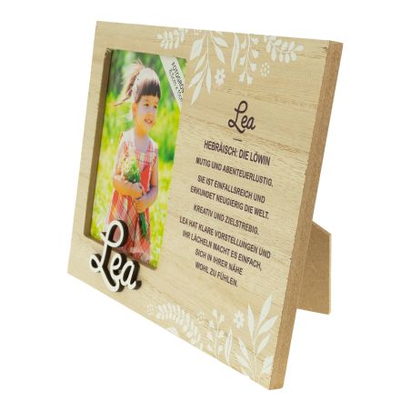 Holzrahmen mit Mädchenfoto, Name Lea sowie Bedeutung und Beschreibung des Namens auf Deutsch.