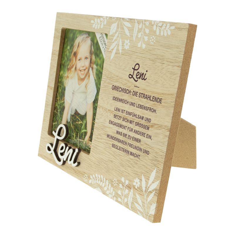 Holzrahmen mit Blumenmuster, Foto eines lächelnden Kindes und Name Leni mit deutscher Beschreibung.