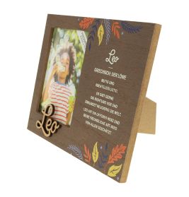 Holzrahmen mit "Leo"-Text, bunten Blättern und kurzer Beschreibung des Sternzeichens Löwe auf Deutsch.