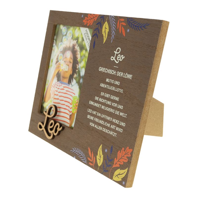 Holzrahmen mit "Leo"-Text, bunten Blättern und kurzer Beschreibung des Sternzeichens Löwe auf Deutsch.