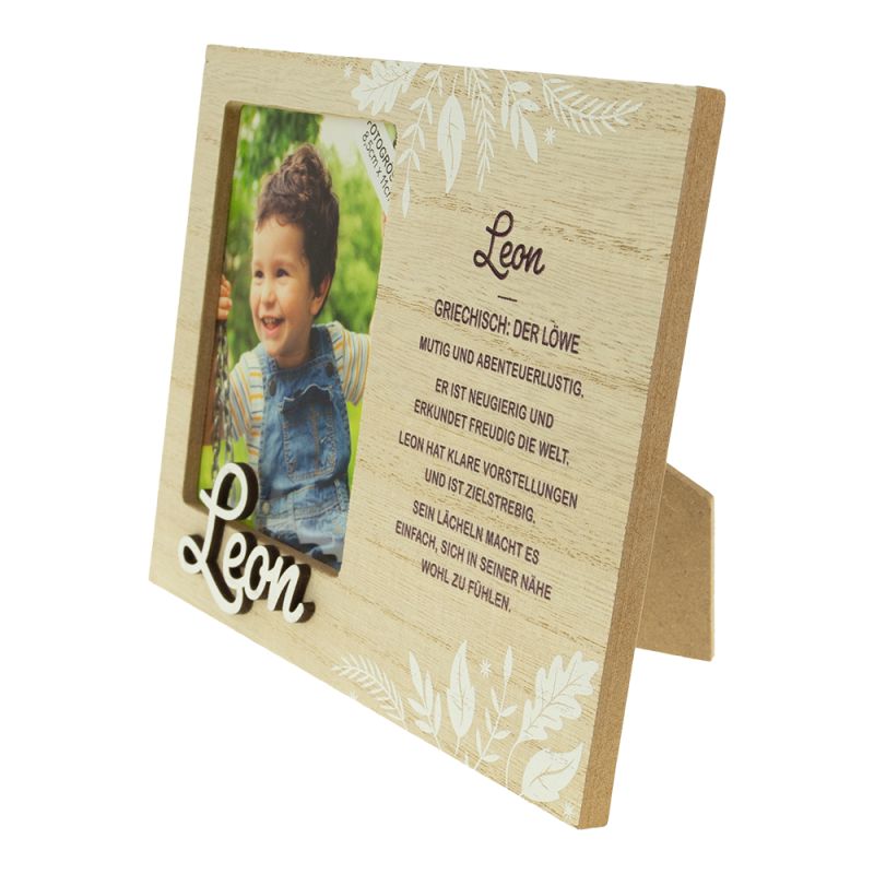 Holzrahmen mit Kinderfoto, Name "Leon" und deutscher Namensbeschreibung.