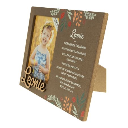 Holzrahmen mit Blumenmuster, Kinderfoto, Name Leonie und beschreibender deutscher Text.