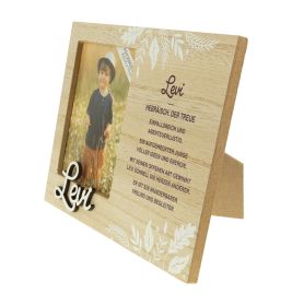 Holzrahmen mit Blumenmotiven, zeigt das Foto eines Jungen und den Namen Levi mit deutscher Beschreibung.