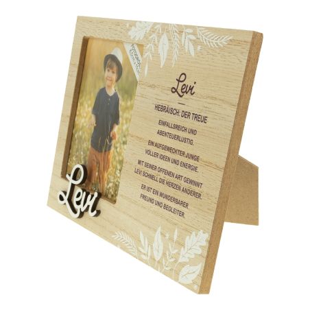 Holzrahmen mit Blumenmotiven, zeigt das Foto eines Jungen und den Namen Levi mit deutscher Beschreibung.
