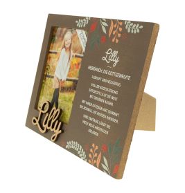 Holzrahmen mit Blumenmuster, Foto eines Mädchens und deutschem Text zum Namen Lilly.