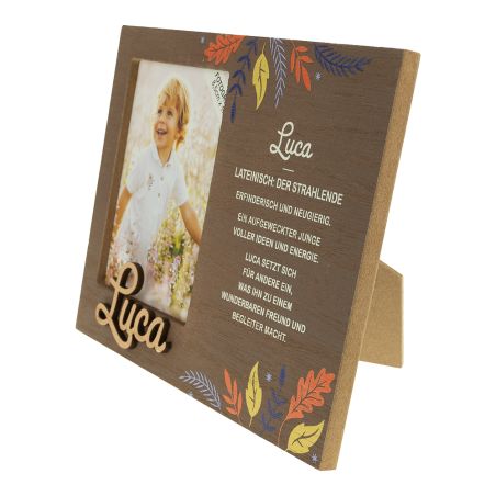 Holzrahmen mit Mädchenfoto, bunten Blättern und deutschem Text zum Namen Luca.