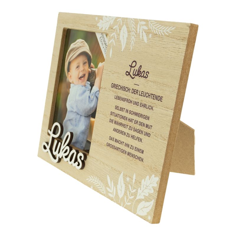 Holzrahmen mit Foto eines lachenden Kindes und deutschem Text zur Bedeutung des Namens Lukas.