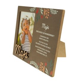 Holz-Bilderrahmen mit Blumenmuster, Foto eines lächelnden Kindes und dem Namen "Maja" als Text.
