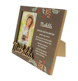 Holzrahmen mit "Mathilda" und Blumenmotiven zeigt das Porträt eines lächelnden Mädchens mit Hut.