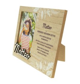 Holzrahmen mit Foto eines Kindes, das Seifenblasen macht. Name Matteo und deutscher Beschreibungstext sind zu sehen.